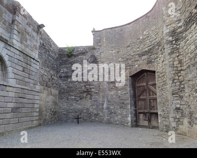 KILMAINHAM GAOL,Dublin, Eire. Croce segna il luogo di esecuzione di James Connellyin Maggio 1916. Foto Tony Gale Foto Stock