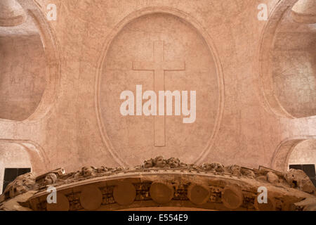 Croce al soffitto della Kreuzkirche o la chiesa di Santa Croce a Dresda in Sassonia, Germania, Europa Foto Stock