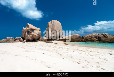 Insolite formazioni di roccia in una remota spiaggia tropicale Foto Stock