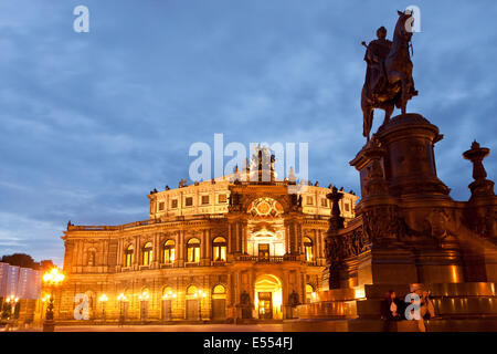 Opera house Semperoper e la statua del re Johann sulla piazza del teatro a Dresda durante la notte, in Sassonia, Germania, Europa Foto Stock