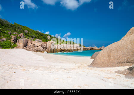 Bellissima spiaggia circondata da rocce di granito Foto Stock