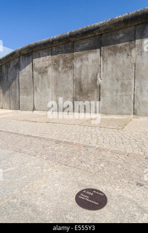 La placca sul Memoriale del Muro di Berlino Berlin Mitte, Germania Foto Stock