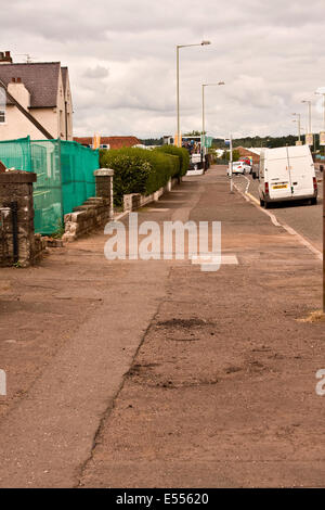 Dundee, Tayside, Scotland, Regno Unito. 21 Luglio, 2014. High Road e tasse del Consiglio dello stato della pubblica sentieri e strade sono una vergogna. Dundee City Council è speso milioni di GBP sul lungomare di progetto di sviluppo mentre strade e marciapiedi sono senza manutenzione piena di buchi, patchwork e superfici irregolari. Credito: Dundee fotografico / Alamy Live News Foto Stock