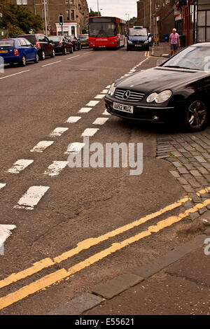 Dundee, Tayside, Scotland, Regno Unito. 21 Luglio, 2014. High Road e tasse del Consiglio dello stato della pubblica sentieri e strade sono una vergogna. Dundee City Council è speso milioni di GBP sul lungomare di progetto di sviluppo mentre strade e marciapiedi sono senza manutenzione piena di buchi, patchwork e superfici irregolari. Credito: Dundee fotografico / Alamy Live News Foto Stock