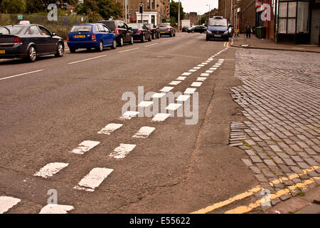 Dundee, Tayside, Scotland, Regno Unito. 21 Luglio, 2014. High Road e tasse del Consiglio dello stato della pubblica sentieri e strade sono una vergogna. Dundee City Council è speso milioni di GBP sul lungomare di progetto di sviluppo mentre strade e marciapiedi sono senza manutenzione piena di buchi, patchwork e superfici irregolari. Credito: Dundee fotografico / Alamy Live News Foto Stock