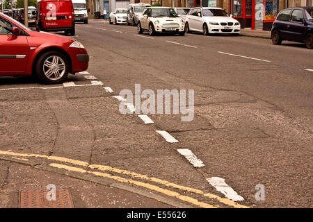 Dundee, Tayside, Scotland, Regno Unito. 21 Luglio, 2014. High Road e tasse del Consiglio dello stato della pubblica sentieri e strade sono una vergogna. Dundee City Council è speso milioni di GBP sul lungomare di progetto di sviluppo mentre strade e marciapiedi sono senza manutenzione piena di buchi, patchwork e superfici irregolari. Credito: Dundee fotografico / Alamy Live News Foto Stock