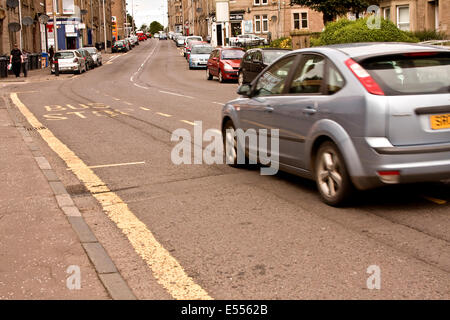 Dundee, Tayside, Scozia, Regno Unito, 21 Luglio 2014: High Road e tasse del Consiglio dello stato della pubblica sentieri e strade sono una vergogna. Dundee City Council è speso milioni di GBP sul lungomare di progetto di sviluppo mentre strade e marciapiedi sono senza manutenzione piena di buchi, patckwork e superfici irregolari. Credito: Dundee fotografico / Alamy Live News Foto Stock