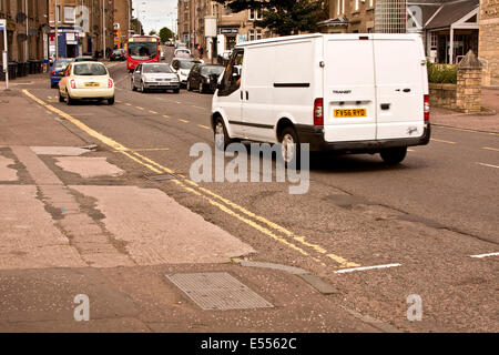 Dundee, Tayside, Scozia, Regno Unito, 21 Luglio 2014: High Road e tasse del Consiglio dello stato della pubblica sentieri e strade sono una vergogna. Dundee City Council è speso milioni di GBP sul lungomare di progetto di sviluppo mentre strade e marciapiedi sono senza manutenzione piena di buchi, patchwork e superfici irregolari. Credito: Dundee fotografico / Alamy Live News Foto Stock