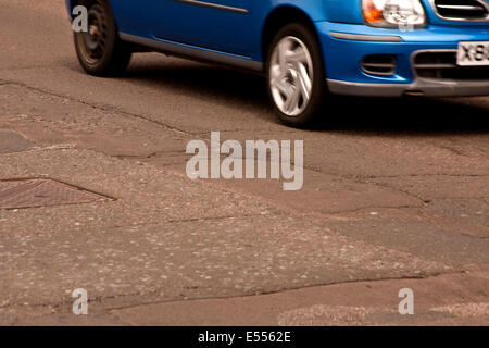 Dundee, Tayside, Scozia, Regno Unito, 21 Luglio 2014: High Road e tasse del Consiglio dello stato della pubblica sentieri e strade sono una vergogna. Dundee City Council è speso milioni di GBP sul lungomare di progetto di sviluppo mentre strade e marciapiedi sono senza manutenzione piena di buchi, patchwork e superfici irregolari. Credito: Dundee fotografico / Alamy Live News Foto Stock