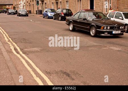 Dundee, Tayside, Scozia, Regno Unito, 21 Luglio 2014: High Road e tasse del Consiglio dello stato della pubblica sentieri e strade sono una vergogna. Dundee City Council è speso milioni di GBP sul lungomare di progetto di sviluppo mentre strade e marciapiedi sono senza manutenzione piena di buchi, patchwork e superfici irregolari. Credito: Dundee fotografico / Alamy Live News Foto Stock