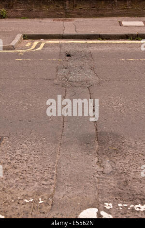 Dundee, Tayside, Scozia, Regno Unito, 21 Luglio 2014: High Road e tasse del Consiglio dello stato della pubblica sentieri e strade sono una vergogna. Dundee City Council è speso milioni di GBP sul lungomare di progetto di sviluppo mentre strade e marciapiedi sono senza manutenzione piena di buchi, patchwork e superfici irregolari. Credito: Dundee fotografico / Alamy Live News Foto Stock