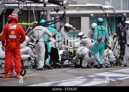 Hockenheim, Germania. Il 20 luglio, 2014. Tedesco di Formula One driver Nico Rosberg del team Mercedes AMG fa un pit stop durante il tedesco di Formula One Grand Prix all'Hockenheimring race track di Hockenheim, in Germania, 20 luglio 2014. Foto: DAVID EBENER/DPA/Alamy Live News Foto Stock