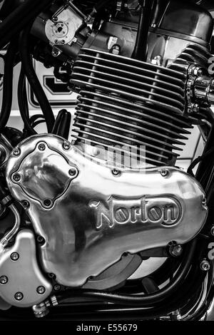 Il motore di una motocicletta sportiva Norton Commando 961 Cafe Racer. In bianco e nero. Ventisettesimo giorno Oldtimer Berlin - Brandenburg Foto Stock