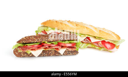 Sandwich freschi con carne e verdure. Isolato su sfondo bianco Foto Stock