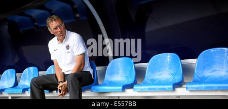 Head Coach di Saint Germain, Laurent Blanc, prima l'amichevole partita di calcio tra la seconda Bundesliga club RB Lipsia e FC Paris Saint Germain a Red-Bull-Arena di Lipsia, in Germania, il 18 luglio 2014. Foto: Jan Woitas/dpa Foto Stock