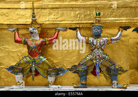 Cariatide scultura presso il Tempio del Buddha di Smeraldo Wat Phra Kaeo, il Grand Palace, Bangkok, Thailandia Foto Stock