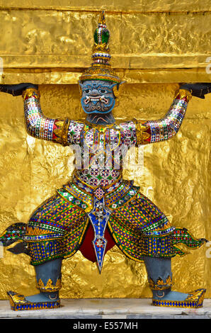 Cariatide scultura presso il Tempio del Buddha di Smeraldo Wat Phra Kaeo, il Grand Palace, Bangkok, Thailandia Foto Stock