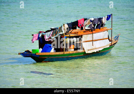 Bajau, mare nomadi in tradizionali barche di legno, Celebes Mare, Malaysia, Foto Stock