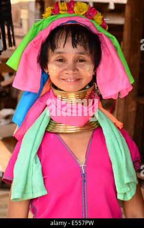 Padaung donna con collo tradizionale anello, Thailandia Foto Stock