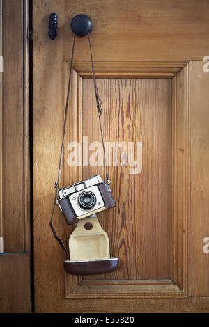 Fotocamera Vintage appeso su una porta Foto Stock