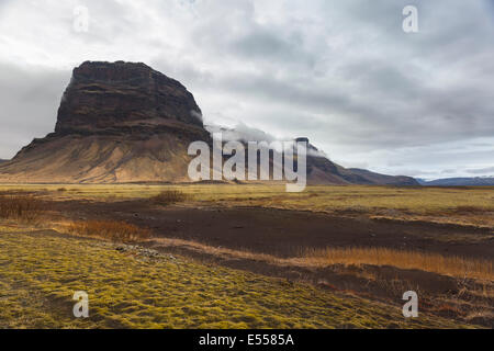 Panoramica di Lómagnúpur mountain e il paesaggio lungo la strada di circonvallazione (percorso 1) nel sud dell'Islanda Foto Stock