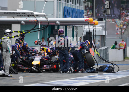 Hockenheim, Germania. Il 20 luglio, 2014. Tedesco di Formula Uno pilota Sebastian Vettel dal team Red Bull fa un pit stop durante il tedesco di Formula One Grand Prix all'Hockenheimring race track di Hockenheim, in Germania, 20 luglio 2014. Foto: DAVID EBENER/DPA/Alamy Live News Foto Stock