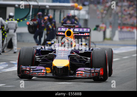 Hockenheim, Germania. Il 20 luglio, 2014. Tedesco di Formula Uno pilota Sebastian Vettel dal team Red Bull rigidi sul dopo un pit stop durante il tedesco di Formula One Grand Prix all'Hockenheimring race track di Hockenheim, in Germania, 20 luglio 2014. Foto: DAVID EBENER/DPA/Alamy Live News Foto Stock