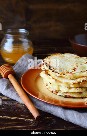 Semplice frittelle rustico sulla piastra, cibo closeup Foto Stock
