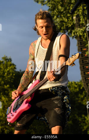 Londra, UK, 06/07/2014 : McBusted giocare British Estate Hyde Park in serata sun. Persone nella foto: Dougie Poynter Lee. Foto di Julie Edwards Foto Stock