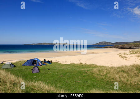 Alcune persone campeggio selvaggio a fianco di Traigh Lar spiaggia con vista di Taransay. Horgabost Isle of Harris Ebridi Esterne Western Isles della Scozia UK Gran Bretagna Foto Stock