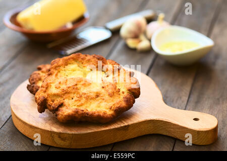 Preparate di fresco tradizionale ungherese fritte pane piatto chiamato Langos fatta di una pasta di lievito Foto Stock