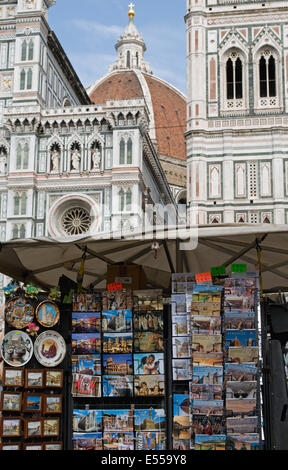 Stallo del negozio di souvenir e giornali in Piazza del Duomo di Firenze Foto Stock