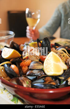 Frutti di mare di cozze vongole Gamberi e cardidi con le linguine e una salsa di pomodoro fresco . Il cibo italiano Foto Stock