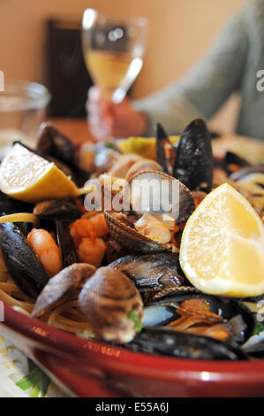 Frutti di mare di cozze vongole Gamberi e cardidi con linguine Foto Stock