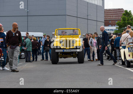 Un compatto a quattro ruote motrici off-road e lo sport utility vehicle (SUV), Jeep Wrangler. Ventisettesimo giorno Oldtimer Berlin - Brandenburg Foto Stock