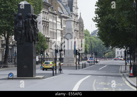 Whitehall, Londra, Regno Unito. 21 Luglio, 2014. Whitehall è stato isolato oggi come un pacchetto sospetto è stato trovato dalla polizia. Ciò che sembrava una piccola esplosione controllata è stato sentito prima le strade erano ancora una volta aperti al pubblico. Credito: Lee Thomas/ZUMA filo/Alamy Live News Foto Stock