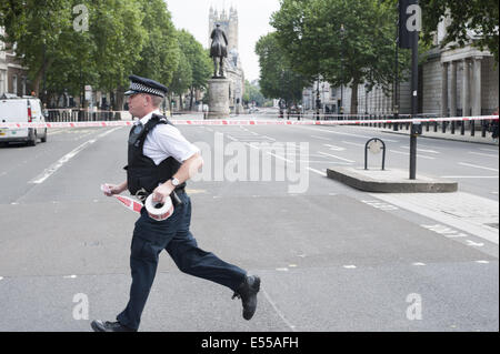 Whitehall, Londra, Regno Unito. Il 21 luglio 2014. Whitehall è stato isolato oggi come un pacchetto sospetto è stato trovato dalla polizia. Ciò che sembrava una piccola esplosione controllata è stato sentito prima le strade erano ancora una volta aperti al pubblico. Credito: Lee Thomas/ZUMA filo/Alamy Live News Foto Stock