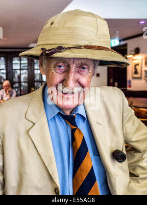 Twickenham, grande Londra, UK, 21 luglio 2014. Ben noto inventore inglese, Trevor Baylis OBE in apertura di Twickenham il mercato comunitario sarà il mercato a vendere prodotti e artigianato locale e sarà aperto dalle 9 del mattino alle 5 di pomeriggio di lunedì e martedì. Credito: Eden Breitz/Alamy Live News Foto Stock