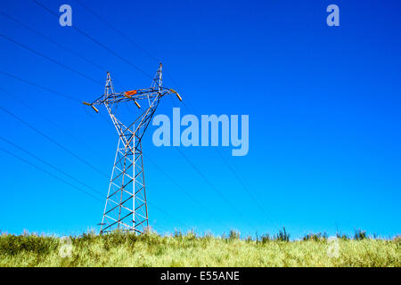 Pilone contro il cielo blu il supporto di linee elettriche di alimentazione Foto Stock