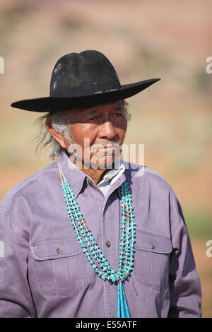 Nativi americani, uomo Indiano Navajo, nella Monument Valley, Stati Uniti d'America Foto Stock