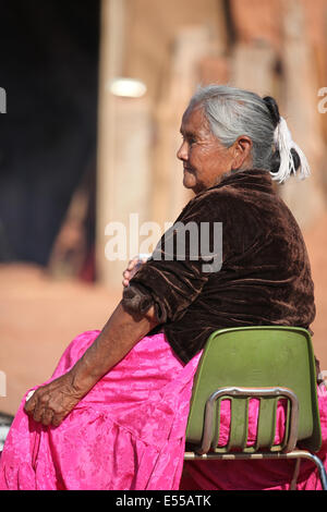 Nativi americani, donna Indiano Navajo, nella Monument Valley, Stati Uniti d'America, a casa sua Foto Stock