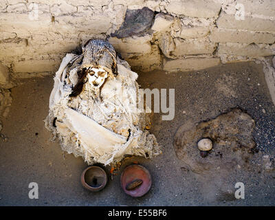 Prehispanic mummificato resti umani e reperti archeologici nel cimitero di Chauchilla - Nazca, Perù Foto Stock