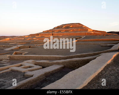 Adobe piramide nel Cahuachi centro cerimoniale della cultura Nazca - Nazca, Perù. Foto Stock