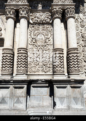 Intagliato davanti facciata in stile Churrigueresque della Iglesia de La Compañía - Arequipa, Perù Foto Stock