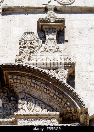 Intagliato davanti facciata in stile Churrigueresque della Iglesia de La Compañía - Arequipa, Perù Foto Stock