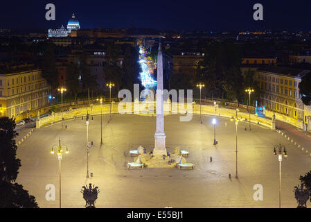 Piazza del Popolo di notte con la basilica di San Pietro in lontananza in Roma, Italia Foto Stock