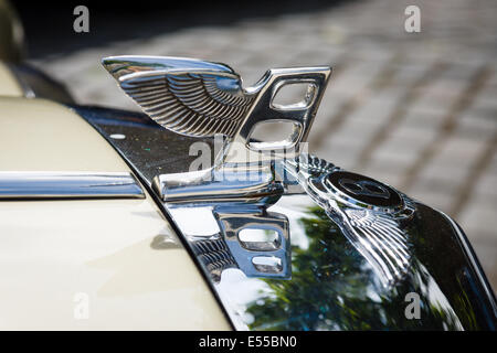 Berlino, Germania - 17 Maggio 2014: Cappa ornamento del full-size auto di lusso Bentley T2. Ventisettesimo giorno Oldtimer Berlin - Brandenburg Foto Stock