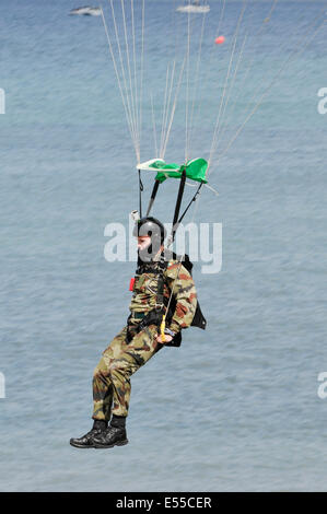 Un membro dei Cavalieri Neri Parachute team (dall'irlandese delle forze della difesa) arriva a terra Foto Stock