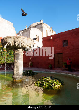 La fontana nel monastero di Santa Catalina - Arequipa, Perù Foto Stock