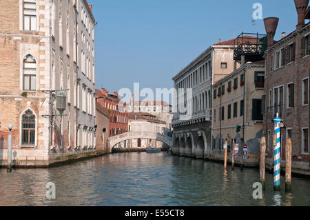 Ponte sul Rio dei Tolentini con Ca Foscari sul lato sinistro visto dal Canal Grande Venezia Italia in inizio di mattina di sole GRAND CANAL Foto Stock